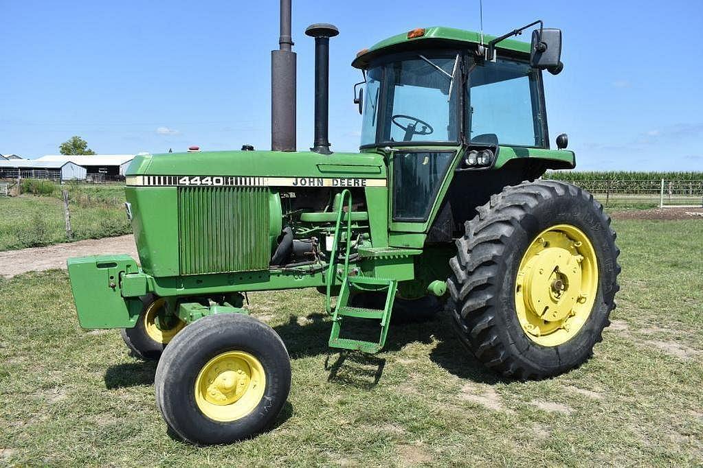 John Deere 4440