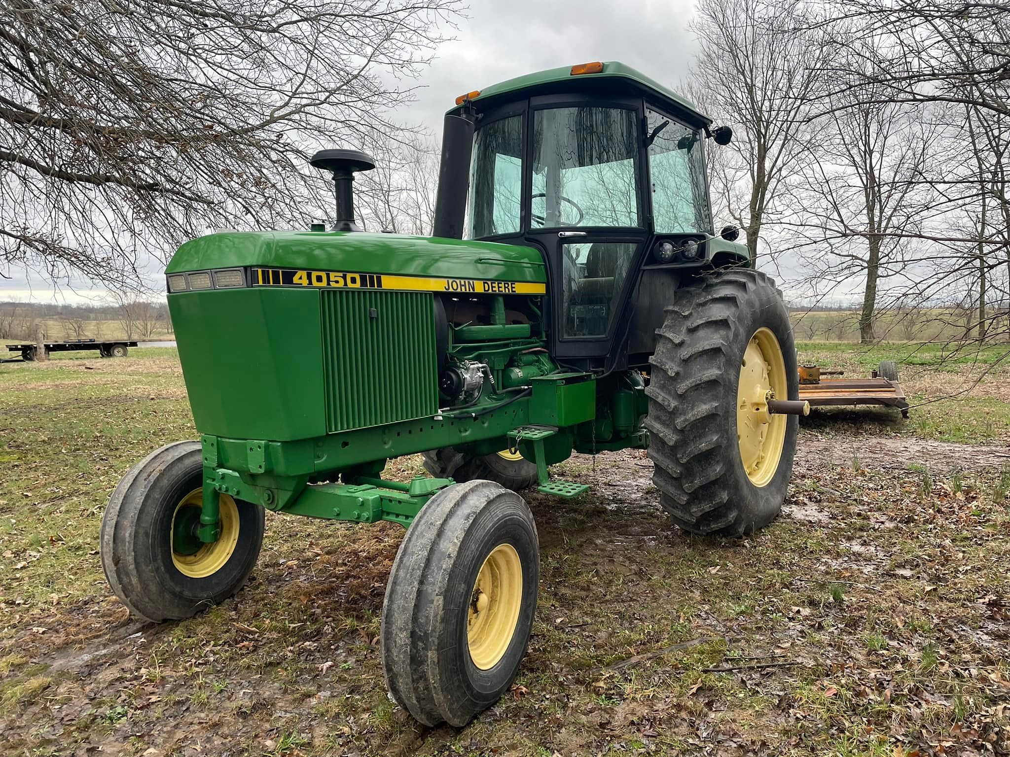 John Deere 4050 at a dustin mallory auction