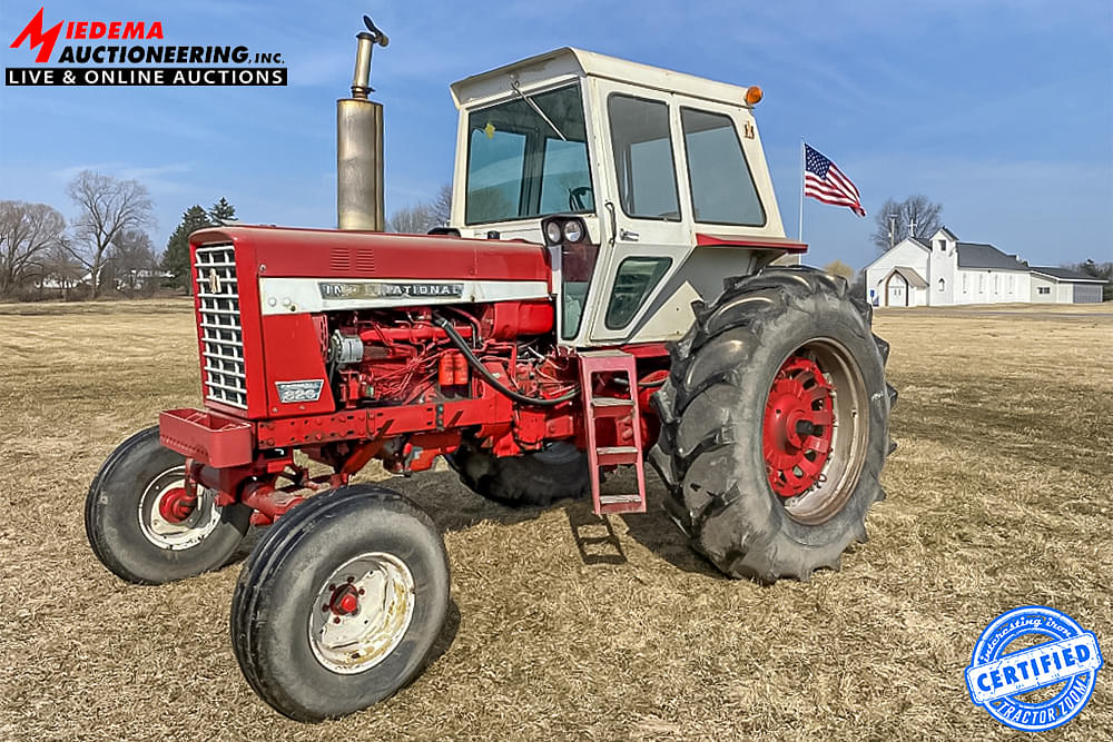 Farmall 826 at Michigan auction