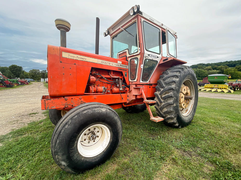 Allis Chalmers 220 at an Iowa tractor auction