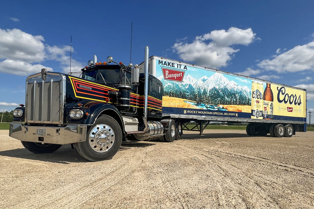 Wilkinson Auction & Realty: 1981 KW W900A with a Coors Banquet Beer trailer