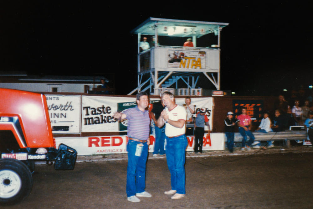 Brad Howell Deutz-Allis 8030 diesel super stock pulling tractor