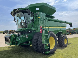 Minnesota John Deere S780 Combine