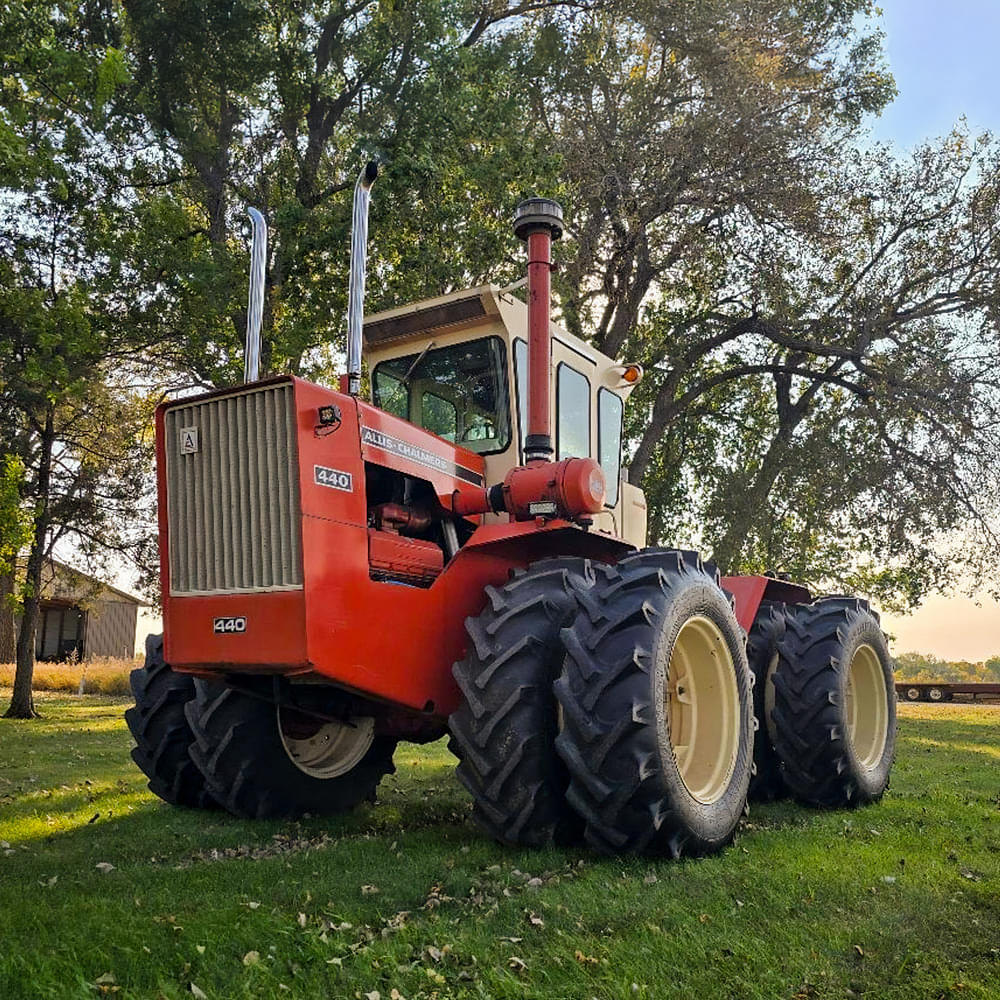 Allis Chalmers 440 4WD tractor at auction