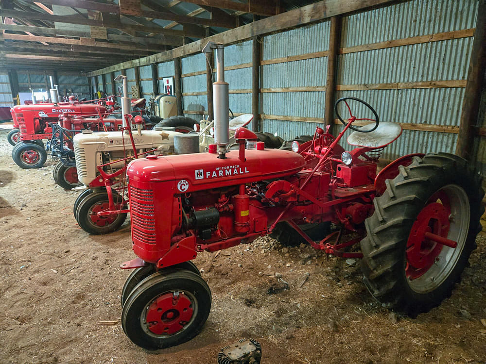 Loren Peterson's Farmall collection - Tractor Zoom
