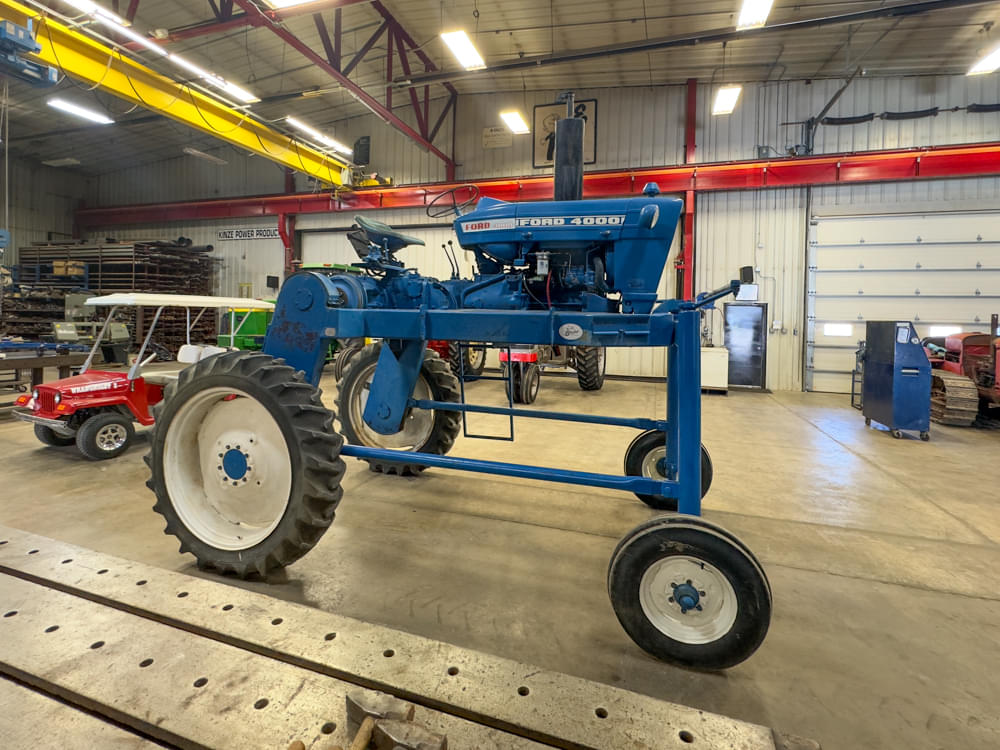 Ford W.F. Larson 4000 Ultra High Crop Kinzenbaw 01