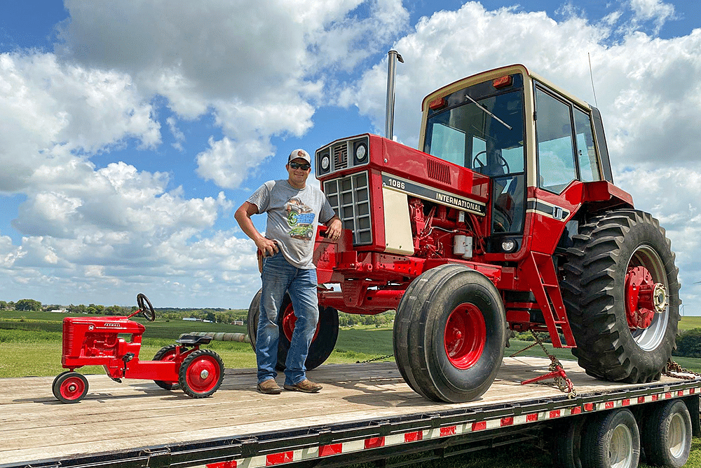 IH 1086 & Farmall H pedal tractor