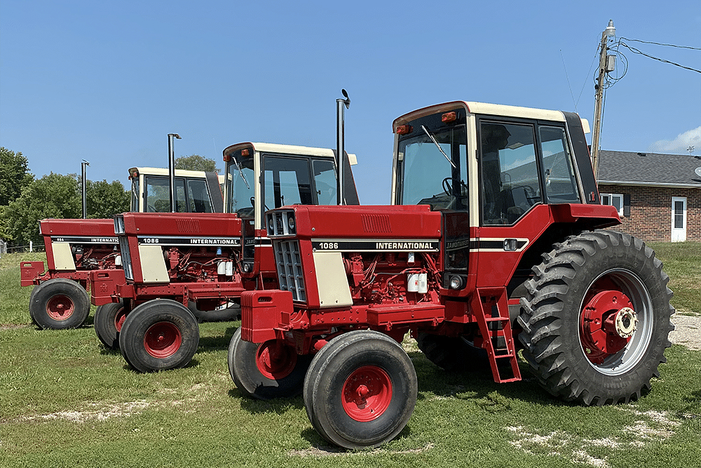 IH 1086s and a 986