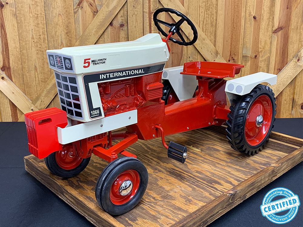 Aumann Vintage Power - IH 1066 5M Pedal Tractor